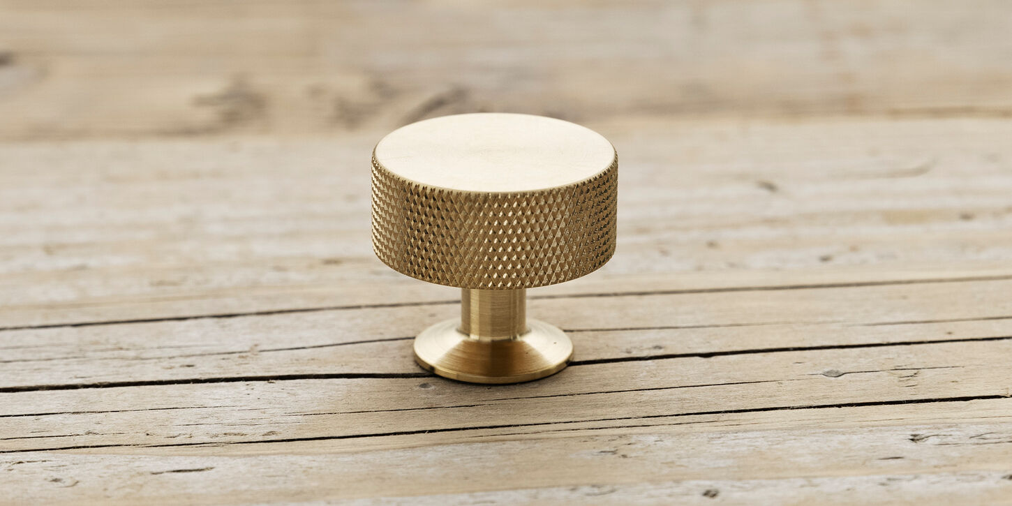 Møbelknop i ulakeret messing med rouleteret kant / Ø:30mm