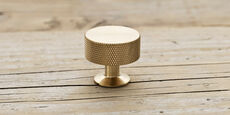 Møbelknop i ulakeret messing med rouleteret kant / Ø:30mm