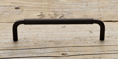 Køkkengreb i bruneret messing med linjeret overflade - 128mm