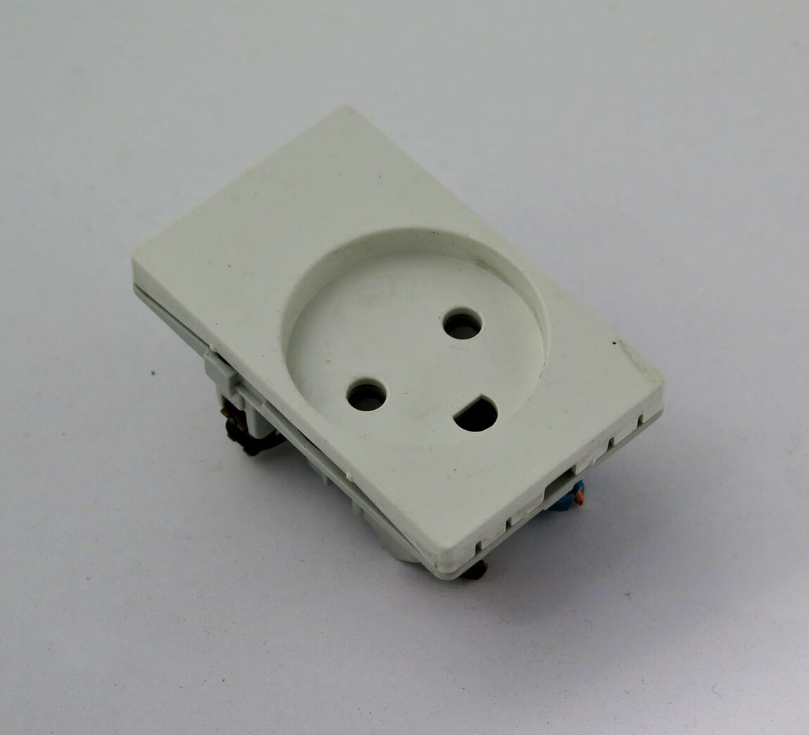 LK Fuga Stikkontakt hvid 1½ modul med jord