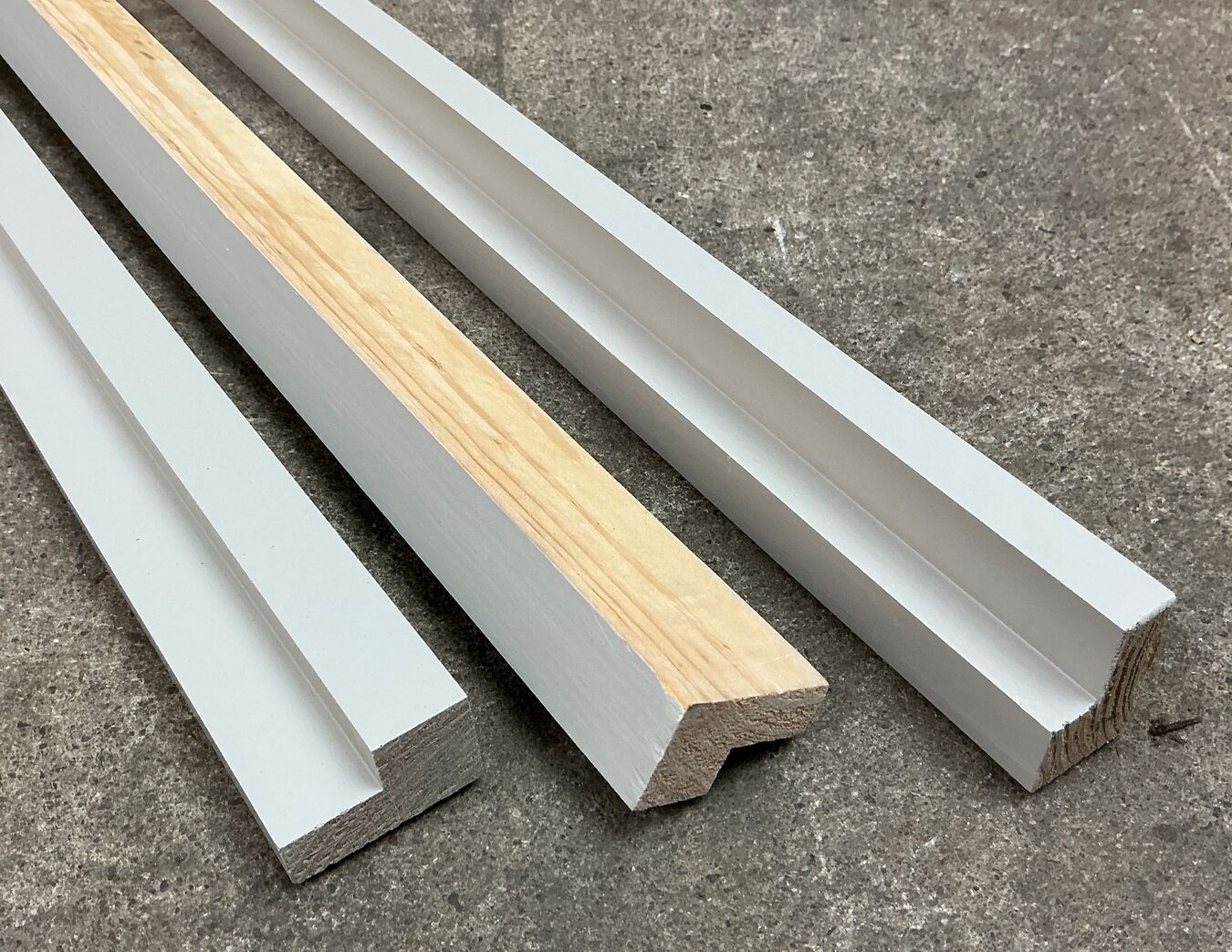 Malet fyrretræsliste 27x44 mm