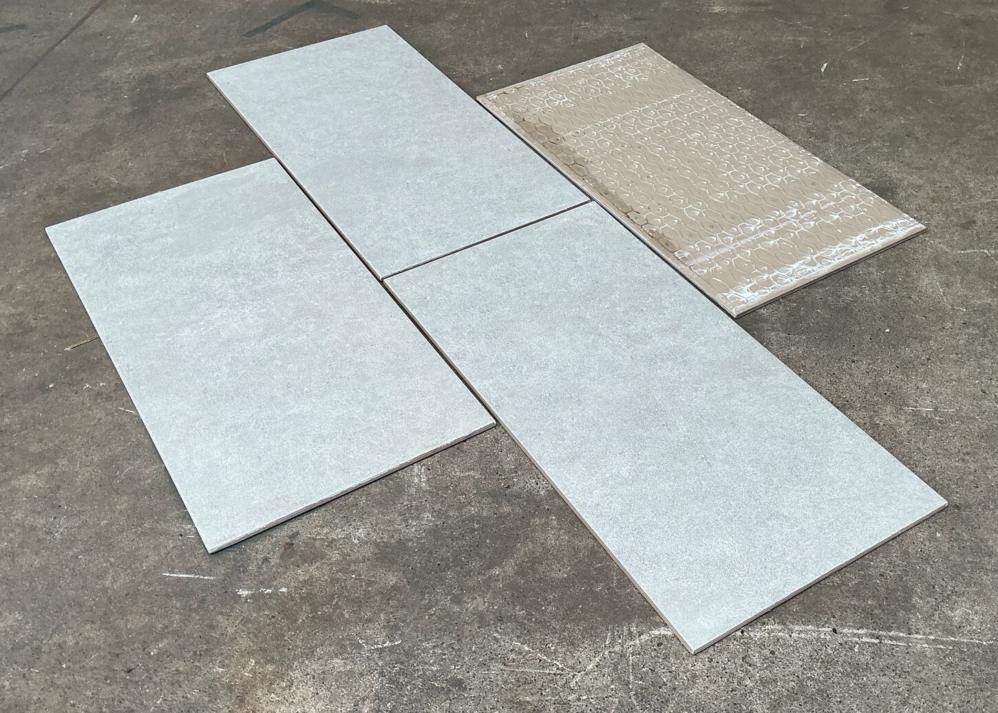 21 m2 Væg/gulv fliser farve mellemgrå 300x600 mm