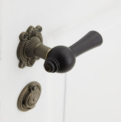 Trægreb til gammel dør - knebelgreb i sortmalet ask