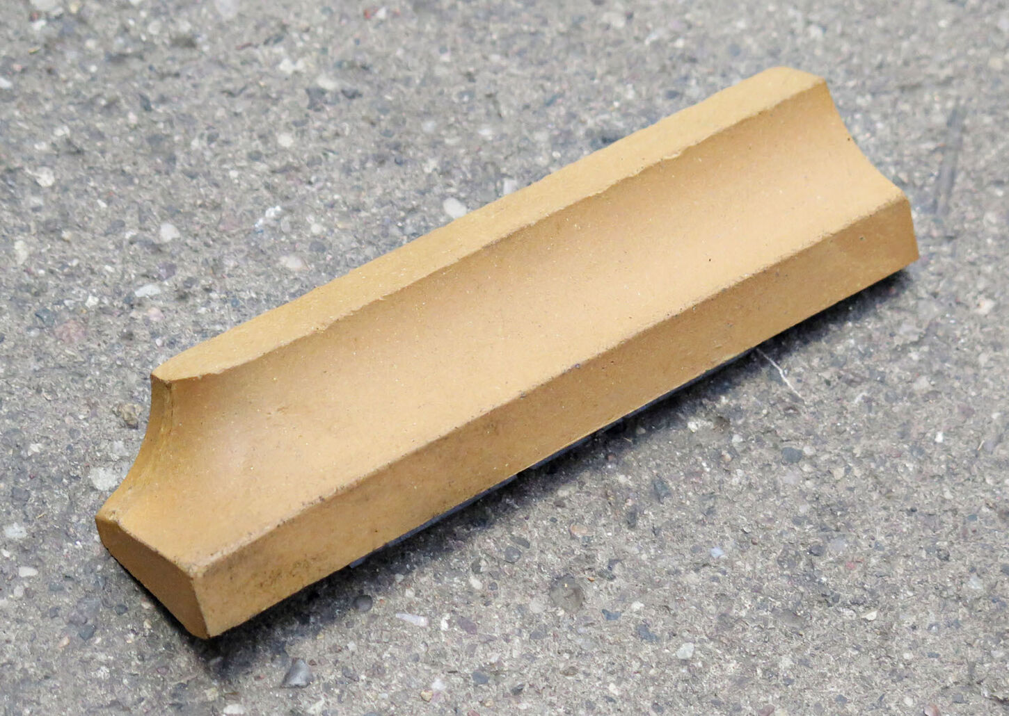 Hulkehlliste, gul afslutningsklinke ydre Hulkehlliste, gul afslutningsklinke ydre