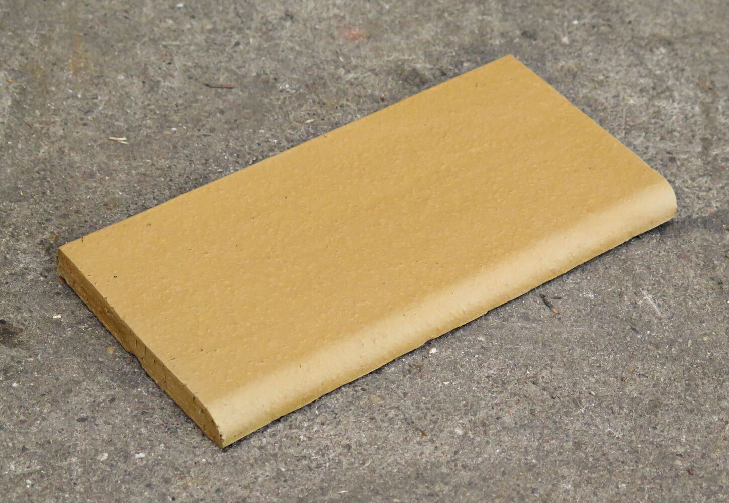 Hasle gul med afrundet langside