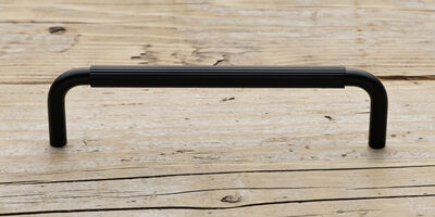 Køkkengreb sortmalet med linjeret overflade - 128mm