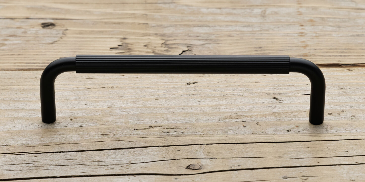 Køkkengreb sortmalet med linjeret overflade - 128mm