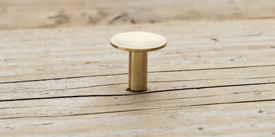 Møbelknop i mat messing / Ø:28mm