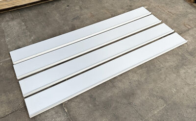 Plade med opformet bagkant