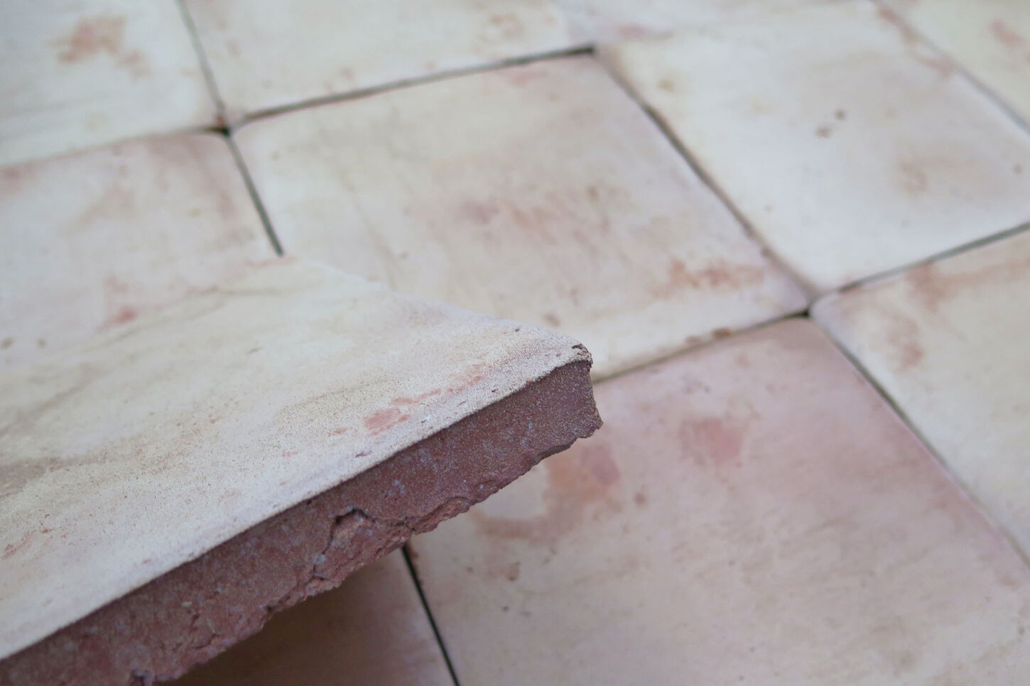 Kvadratiske terracotta gulvtegl i rød/gule nuancer Kvadratiske terracotta gulvtegl i rød/gule nuancer