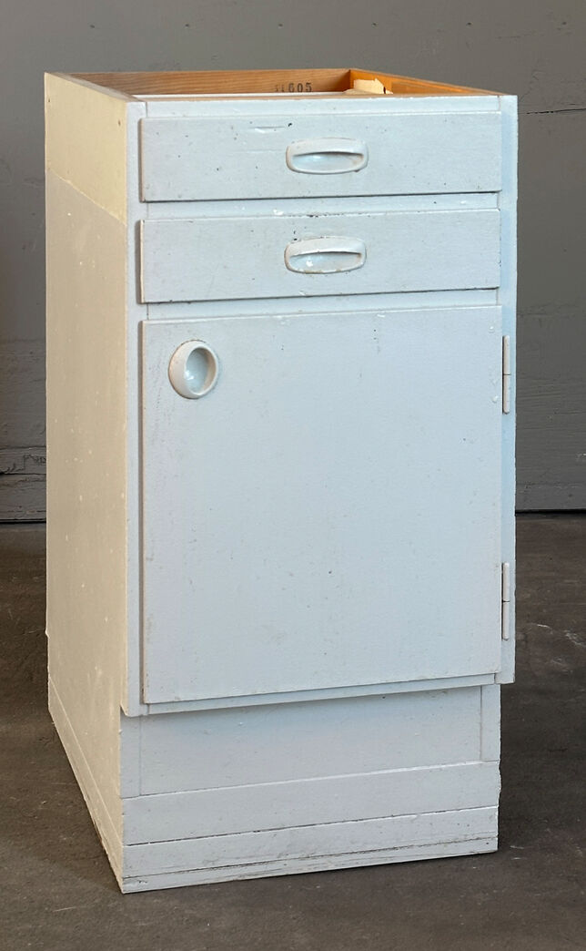 Malet skabsmodul med overfalset låge