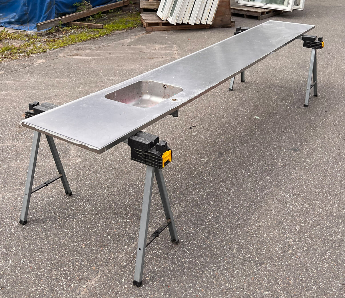 Stålbordplade med vask - længde 470 cm