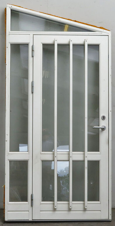 Facadedør med sideparti og skråt overstykke