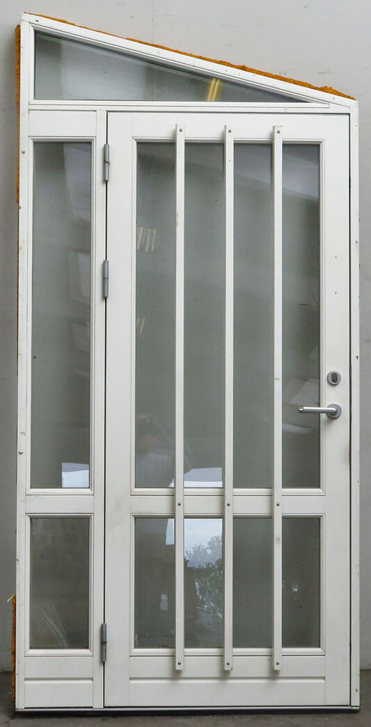 Facadedør med sideparti og skråt overstykke