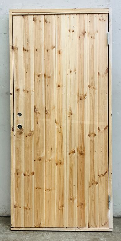 Udhusdør med karm, brugt på byggeplads