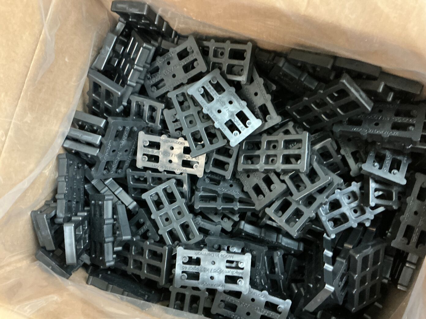 Kasse med Harpun justerbrik sort 10 mm - 400 stk