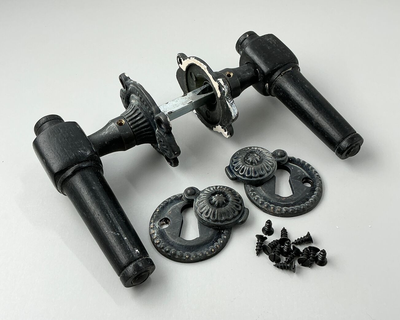 Brugt trægreb til gammel dør - spidsgreb i sortlakeret bøg