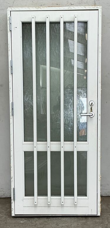 Hvid yderdør med matteret glas