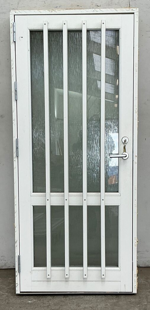 Hvid yderdør med matteret glas