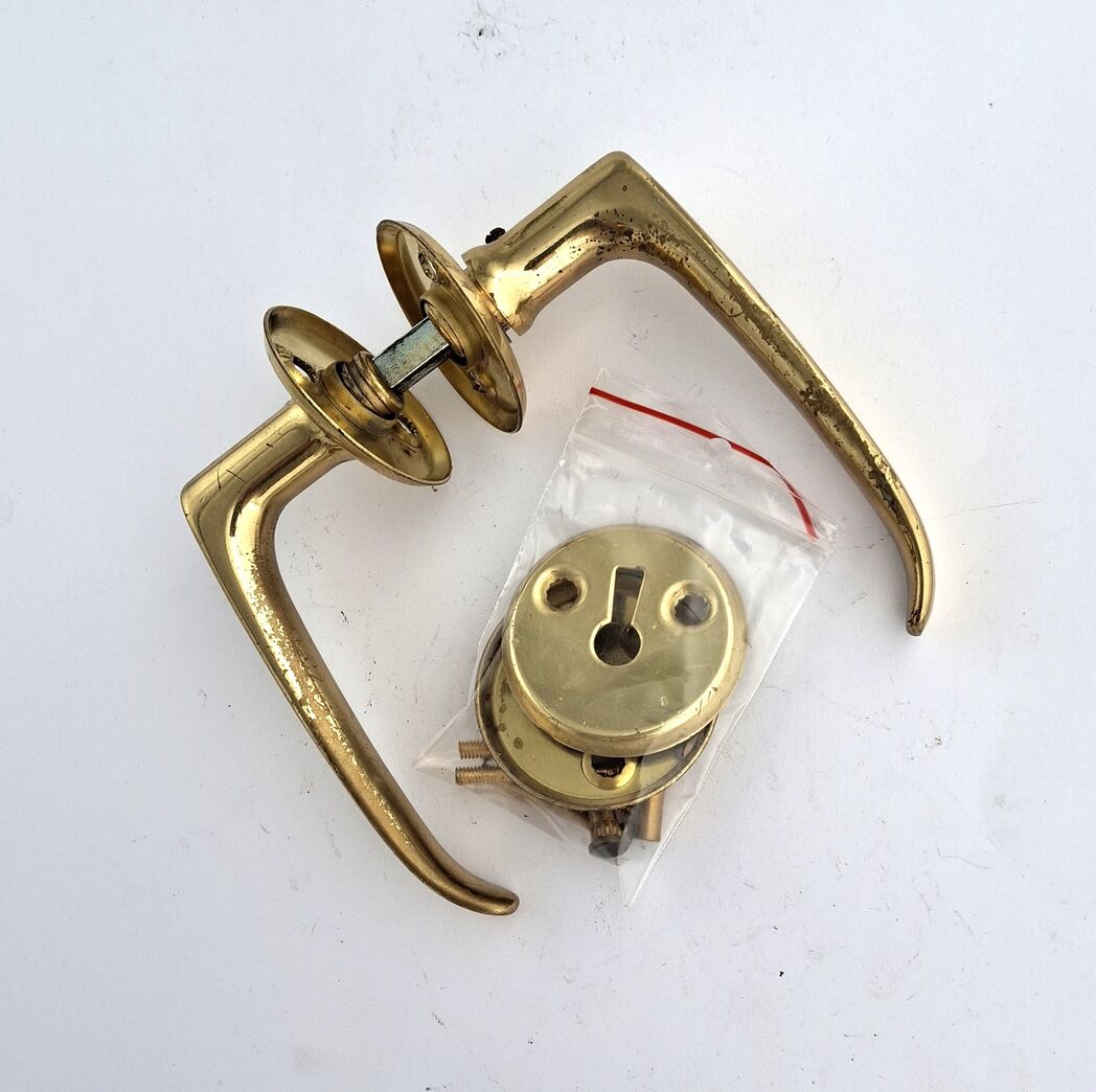 Messinggreb med nøgleskilte