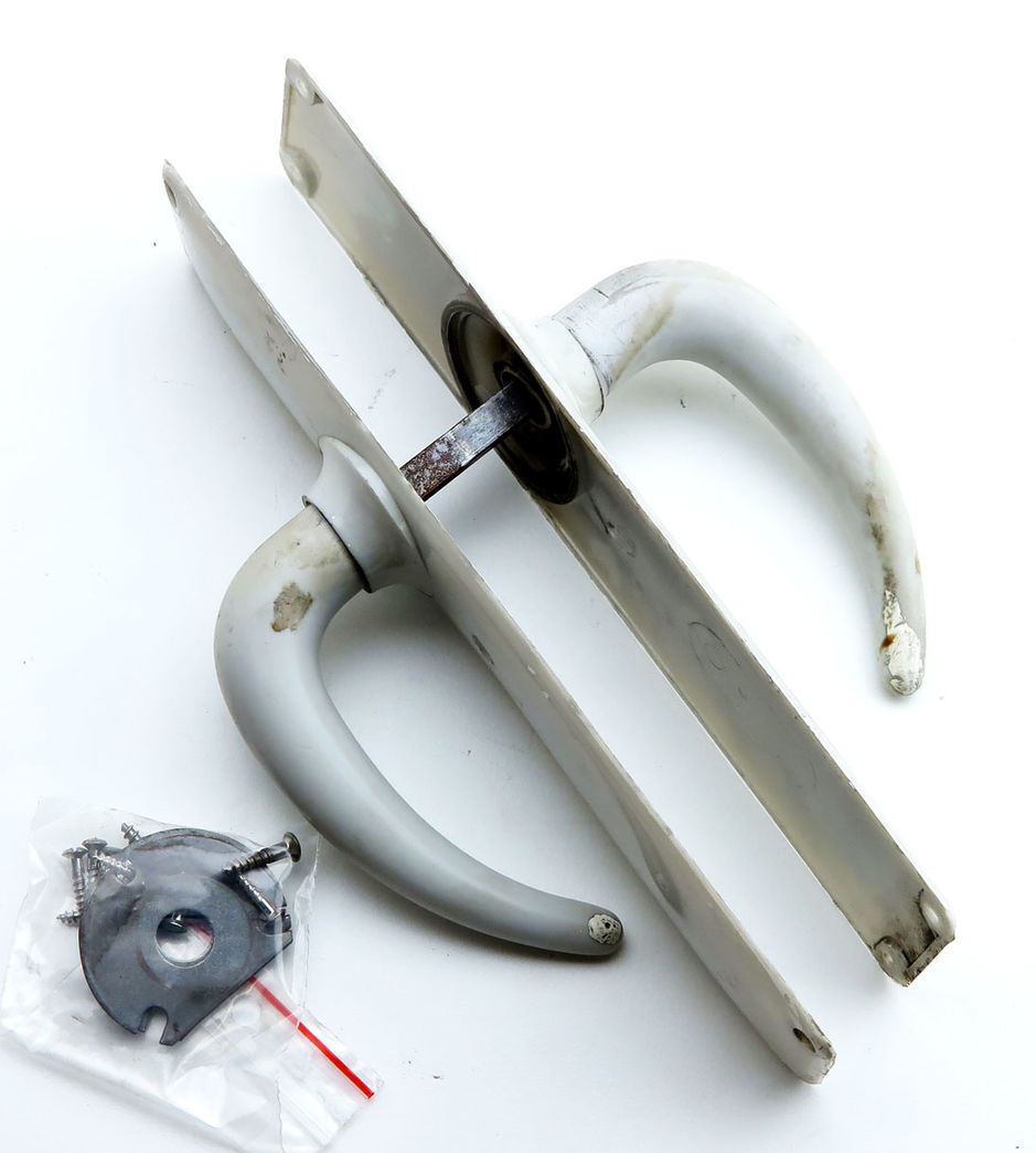 Grå plastikgreb med langskilte