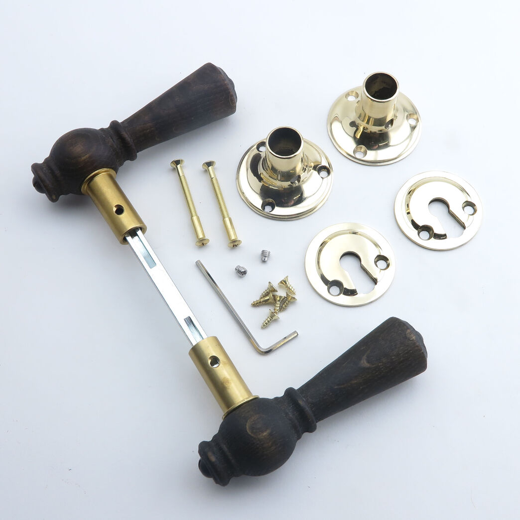 Trægreb til ny dør - knebelgreb i røget eg