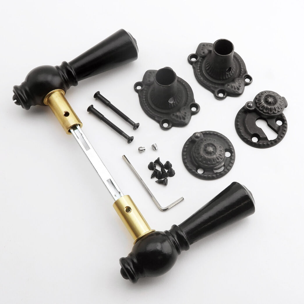 Trægreb til ny dør - knebelgreb i sortlakeret bøg