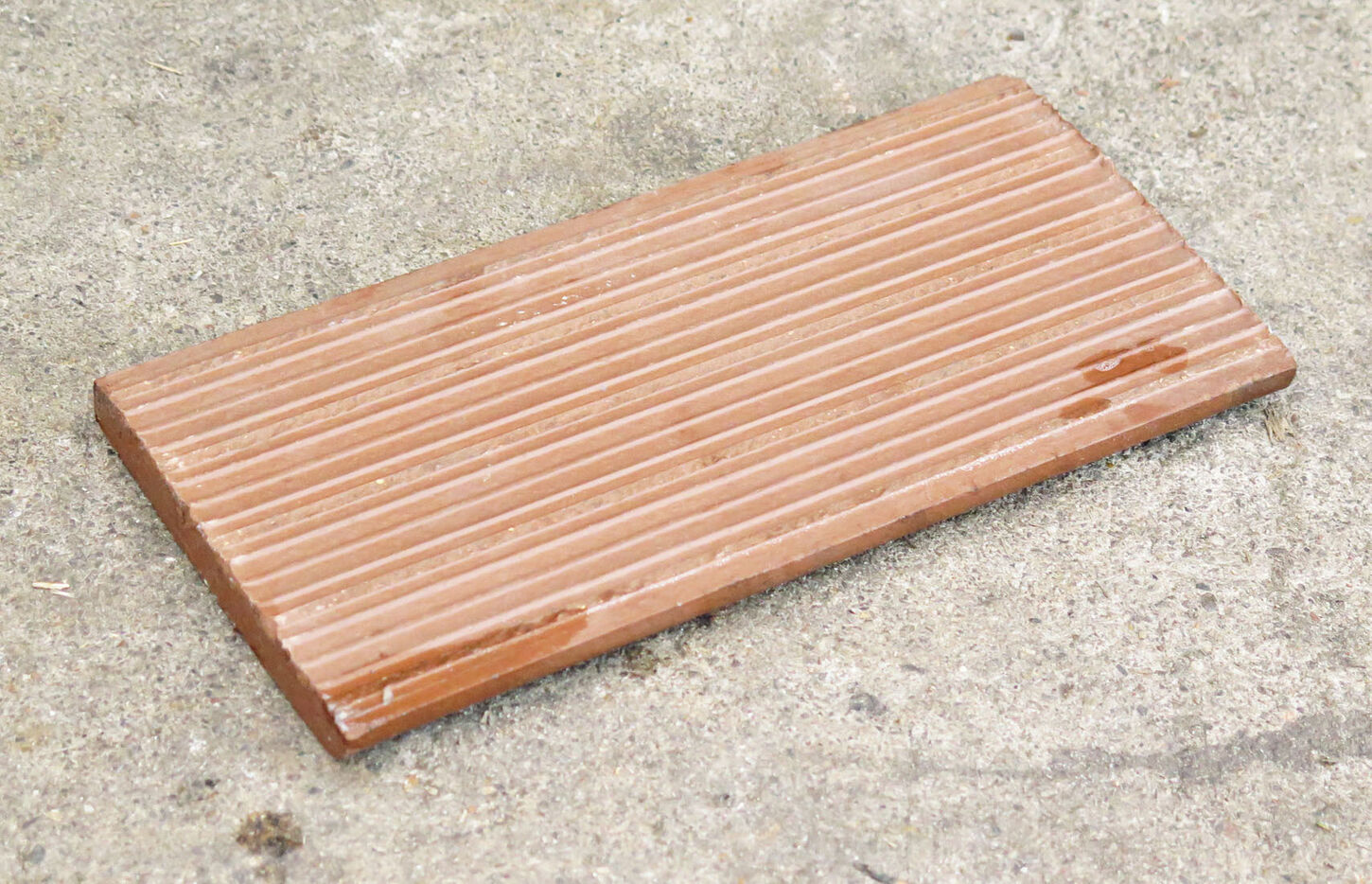 Hasle rødbrun med afrundet langside