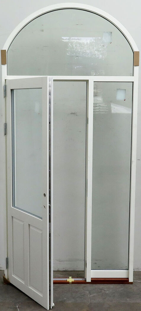 Yderdør med sideparti og buet top vindue