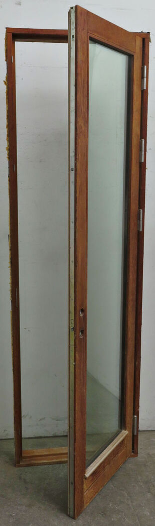 Høj og smal yderdør med glas og karm