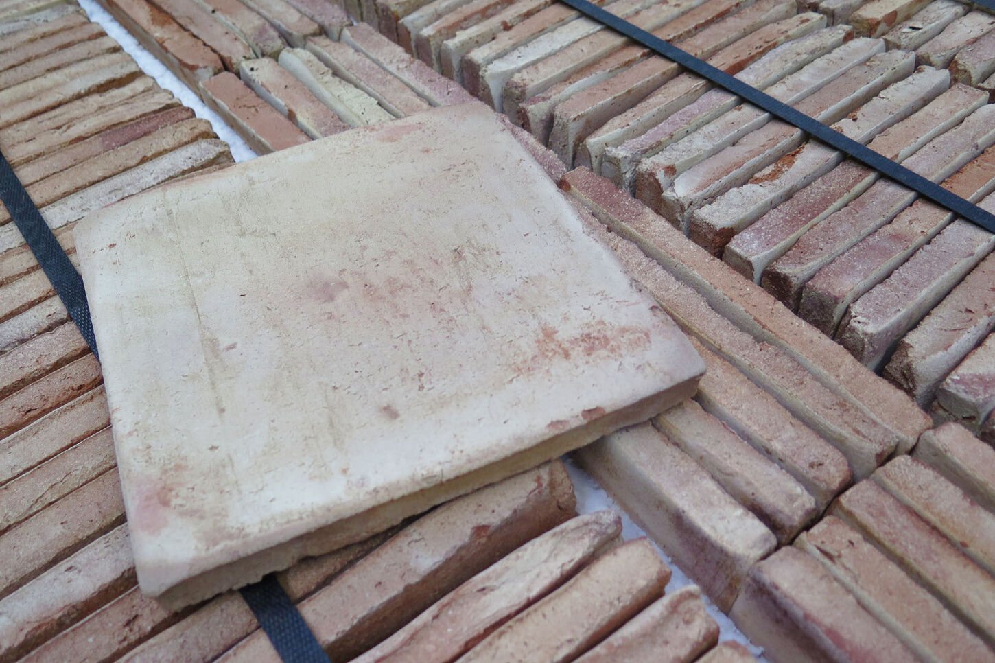 Kvadratiske terracotta gulvtegl i rød/gule nuancer Kvadratiske terracotta gulvtegl i rød/gule nuancer