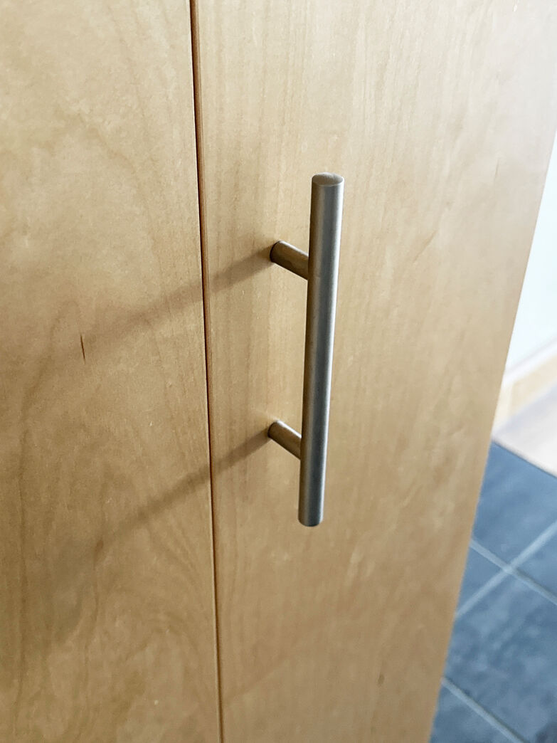 Garderobeskab med foldedøre 100 cm m. skævt hængsel.