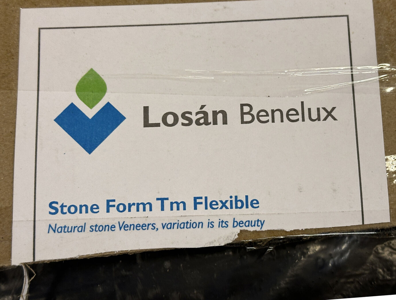 Glasfiberplade med stenrelief