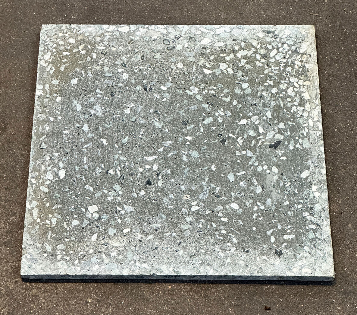 Ny terrazzoflise 40x40 cm