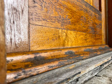 Yderdør i teaktræ med karm