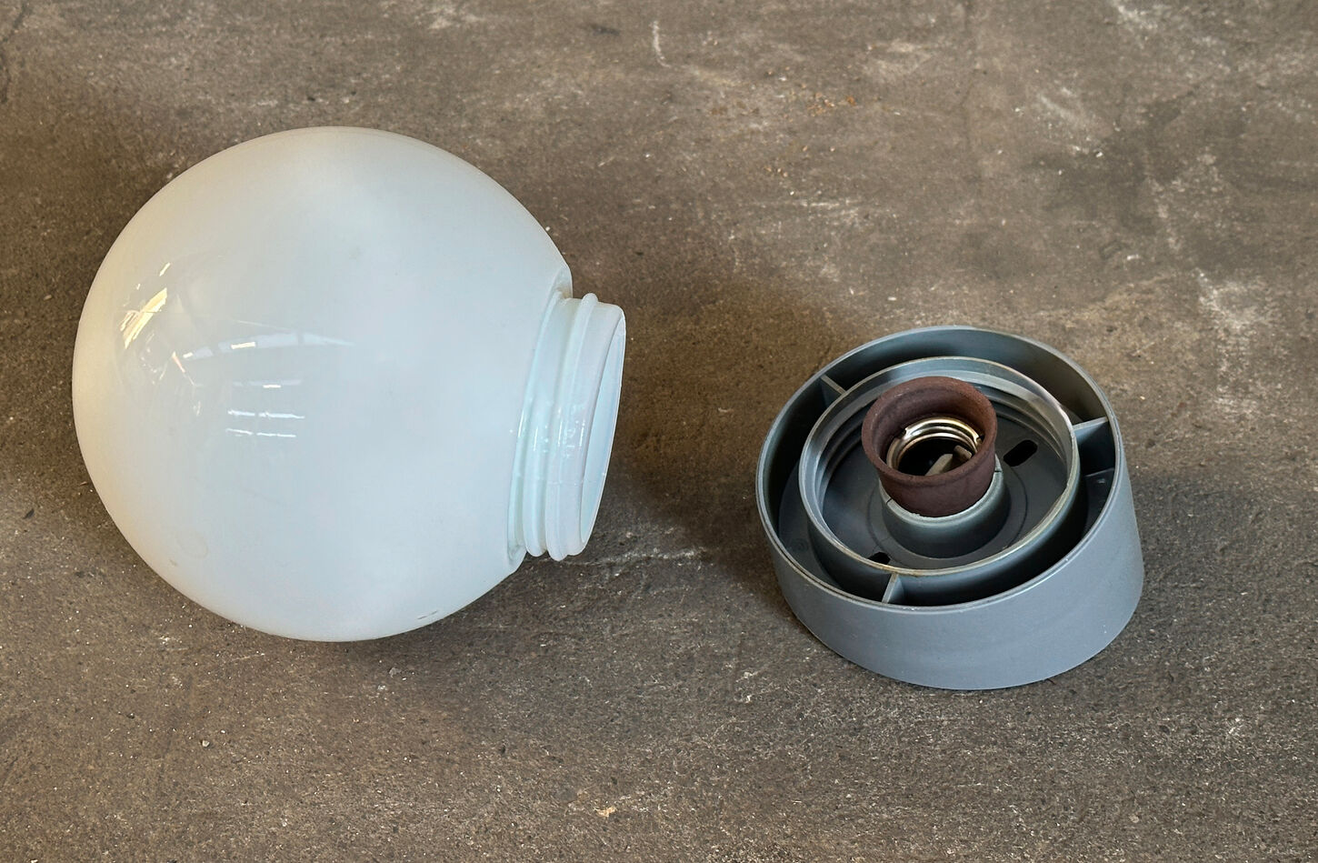 Væglampe med glaskuppel  fra Vollsmose