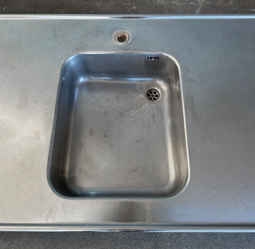 Stålbordplade med vask i højre side