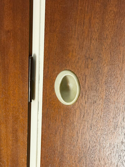 Garderobe/kosteskab med overfalset låge h.h