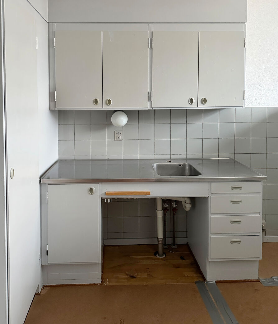 Malet skuffemodul med overfalset skuffer