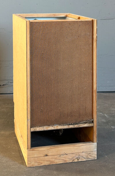 Malet skabsmodul med overfalset låge