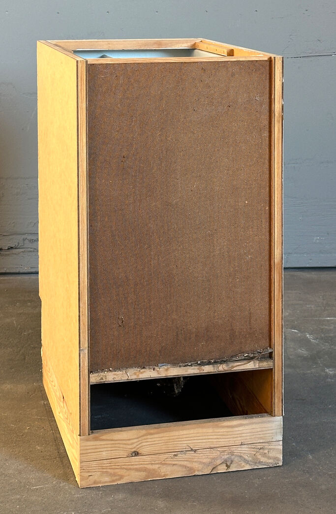 Malet skabsmodul med overfalset låge