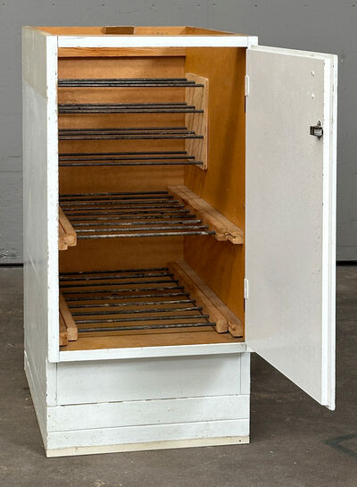 Malet grydeskab med overfalset låge h.h