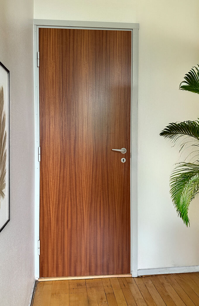 Mahognifineret dør med karm M8