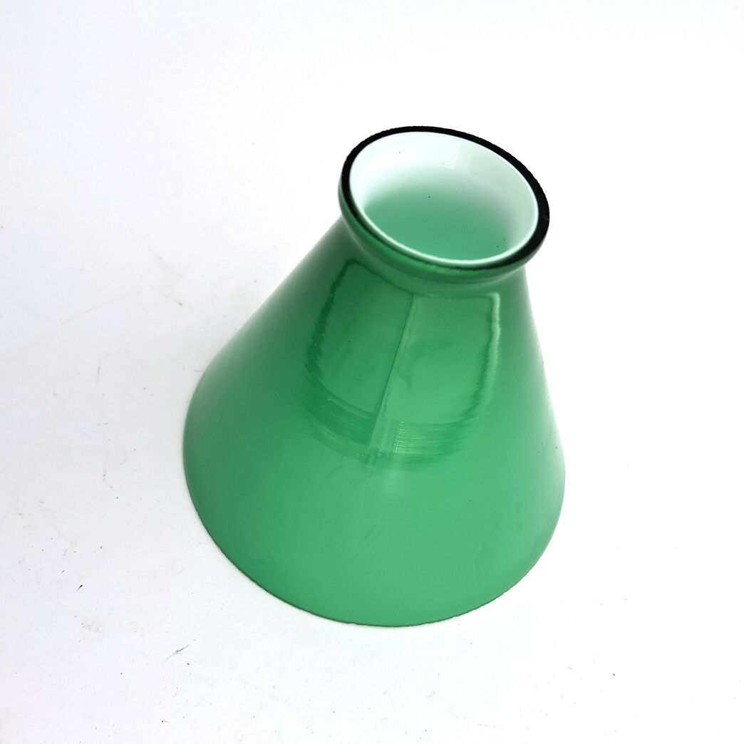 Lille bordlampe i messing med grøn glasskærm