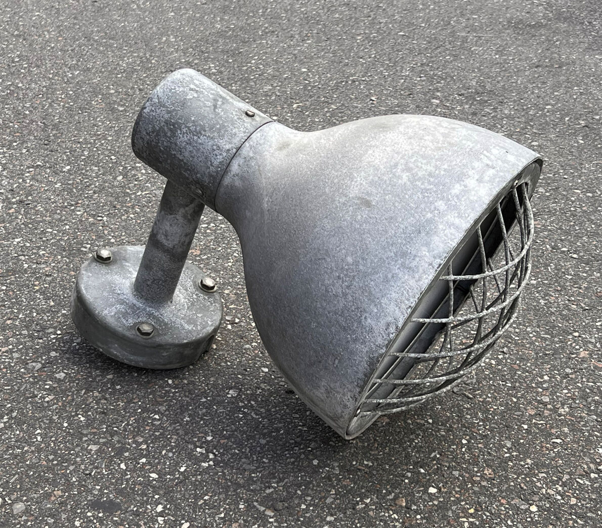 Facadelampe med gitter