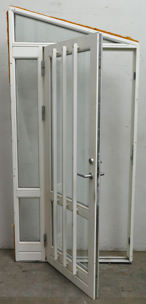 Facadedør med sideparti og skråt overstykke