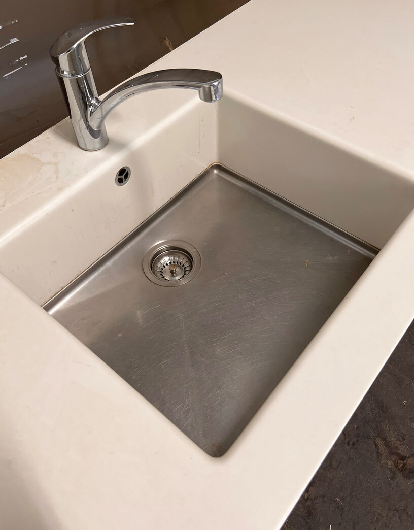 Corian bordplade med vask og hylder Corian bordplade med vask og hylder