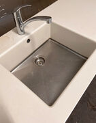 Corian bordplade med vask og hylder Corian bordplade med vask og hylder