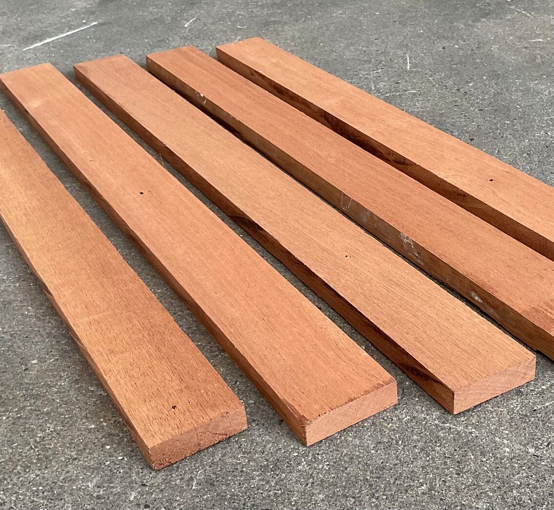 Mahognilister med sømhuller 4,8x1,4x60 cm