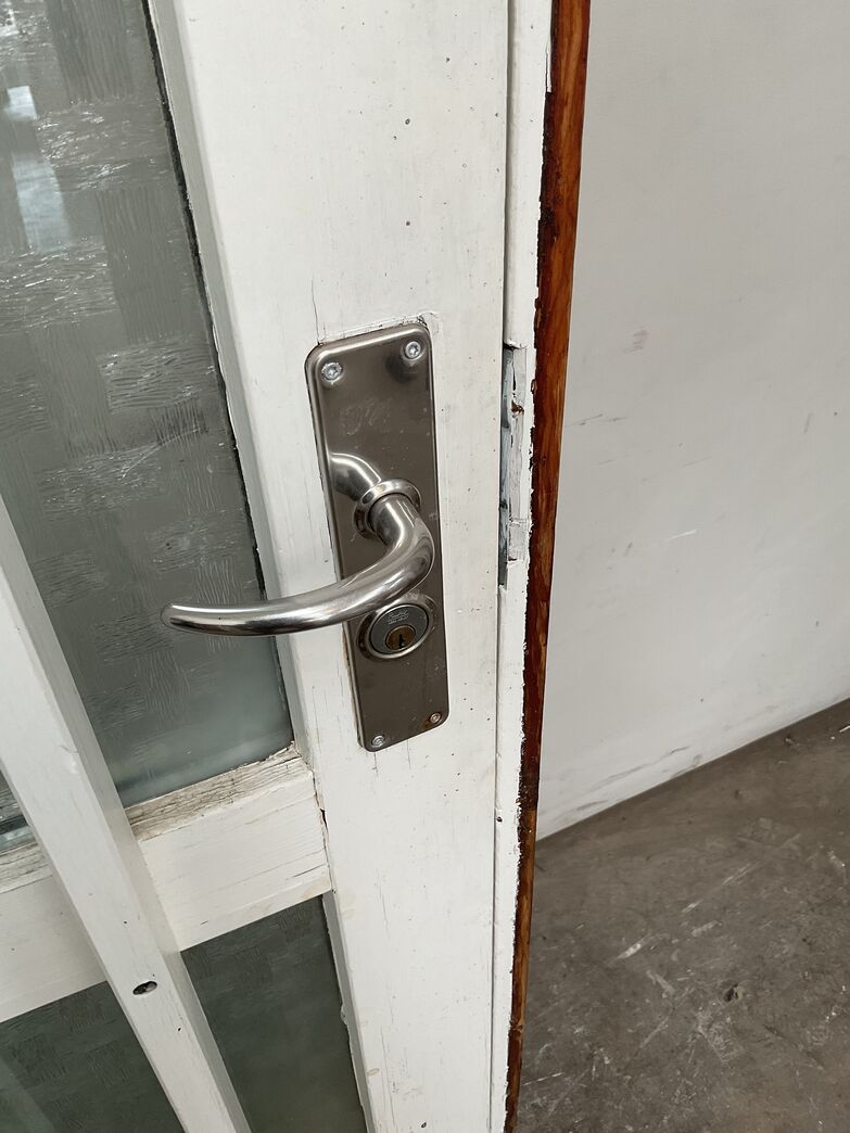 Yderdør med matteret glas.